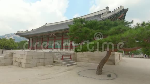 韩国首尔的一座古代宫殿前往韩国的概念慢镜头视频的预览图