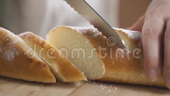 木切割板上切片面包的特写视频的预览图