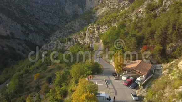 一辆黄色的汽车在山路上行驶人们在路边法国阿尔卑斯山4K视频的预览图