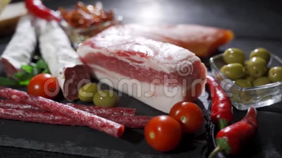 桌子上有各种香肠和美味的肉视频的预览图