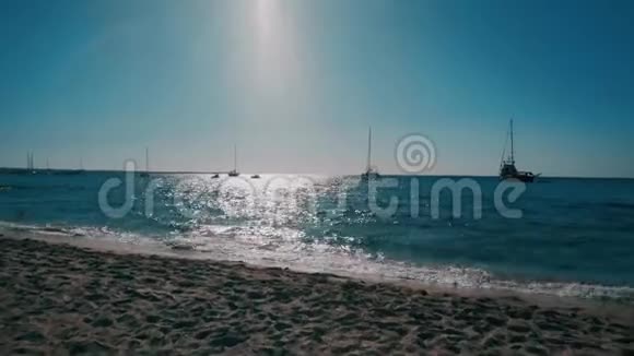海水中的BalearicIslandFormentera蓝天船视频的预览图