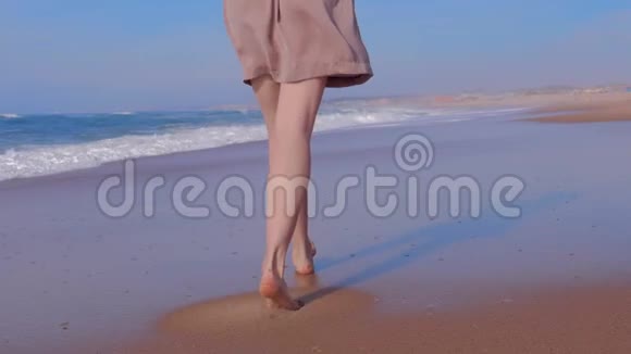 女人在沙滩上散步背景是海浪后景视频的预览图