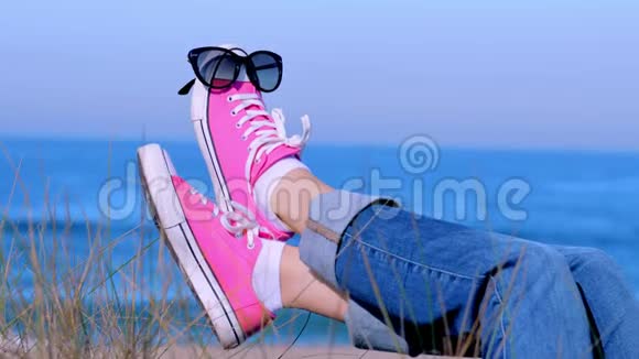 女人脚上太阳镜夏日沙滩度假理念视频的预览图
