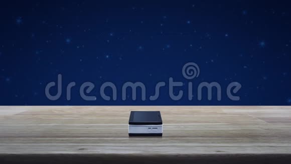 在现代智能手机屏幕上播放按钮平面图标在木制桌子上播放奇幻夜空和月亮商务音乐在线c视频的预览图