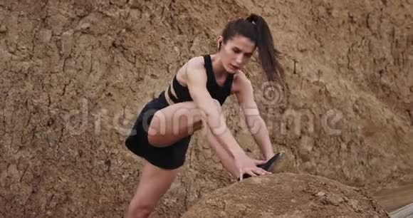 在镜头前漂亮的女士伸展身体早上锻炼身体享受生活视频的预览图