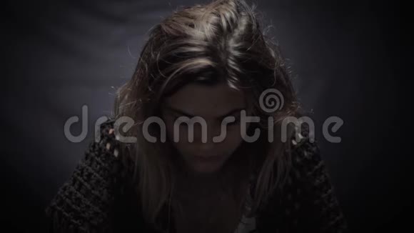 悲伤孤独的女人看着镜头充满绝望抑郁的概念视频的预览图