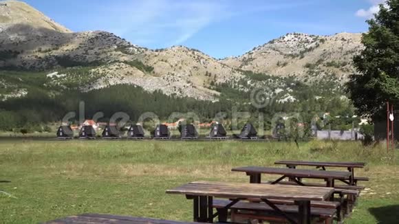 黑山一个山村的旅游房屋景观视频的预览图
