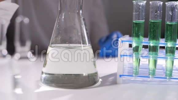 实验室化学测试实验室化学液体测试科学家视频的预览图