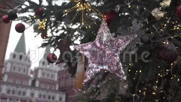 有黄色花环的圣诞树上挂着闪亮的装饰品视频的预览图