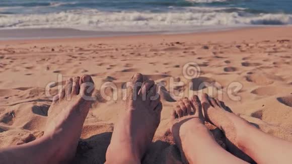 夏季海滩背景下的男性和女性腿视频的预览图