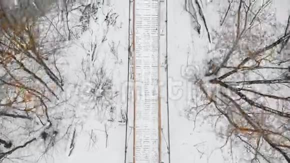 冬天森林里的长雪桥视频的预览图