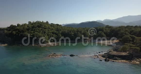土耳其美丽的海岸线覆盖着岩石和森林鸟瞰4k视频的预览图