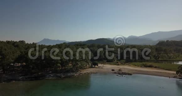 靠近森林的洛基海滩土耳其海岸上令人惊叹的鸟瞰图视频的预览图