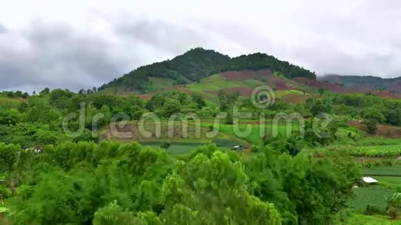 在清莱省山景和雨云流动视频的预览图