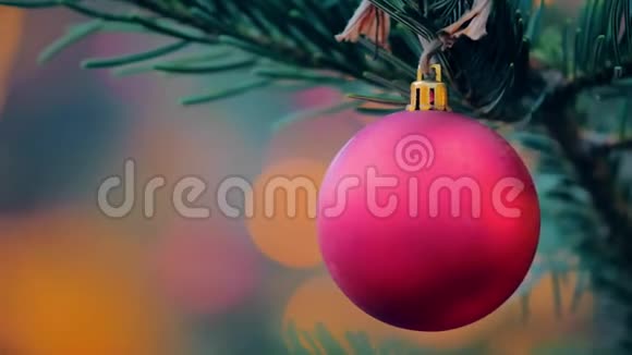 绿树上的圣诞装饰快关门新年及圣诞节概念视频的预览图