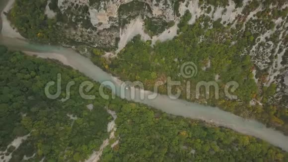 在靠近森林的山上蓝色的水土耳其4k视频的预览图