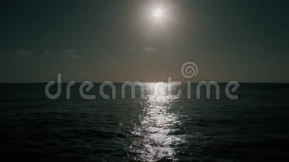 早晨在海上太阳反射海浪视频的预览图
