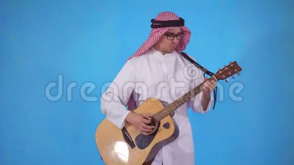 带着吉他的阿拉伯男人视频的预览图