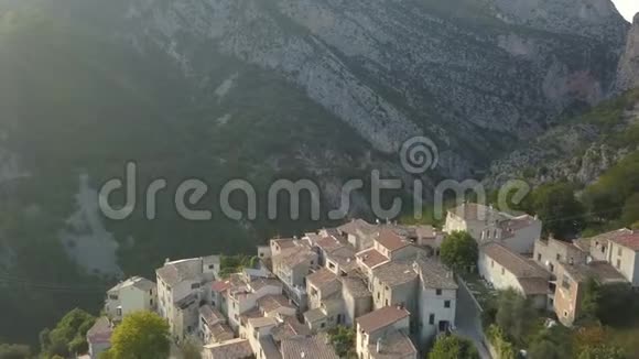 法国阿尔卑斯山一个山村的空中镜头令人惊叹的景色4k视频的预览图