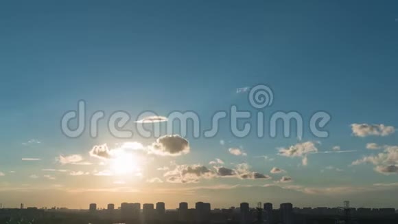 城市上空日落睡眠区的日落视频的预览图