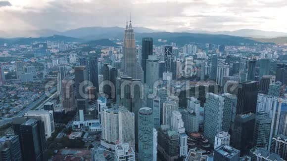 吉隆坡市区全景大城市的摩天大楼和建筑物视频的预览图