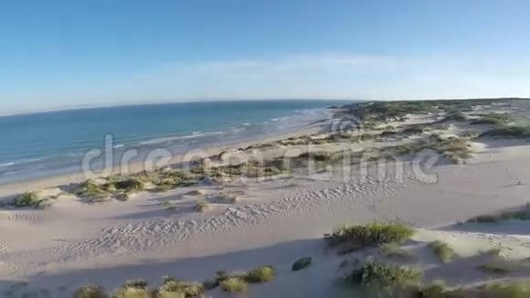从西班牙塔里法地区的飞行无人机空中俯瞰视频的预览图