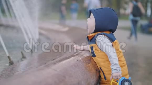 孩子在喷泉边玩孩子的快乐快乐的童年家庭价值观视频的预览图
