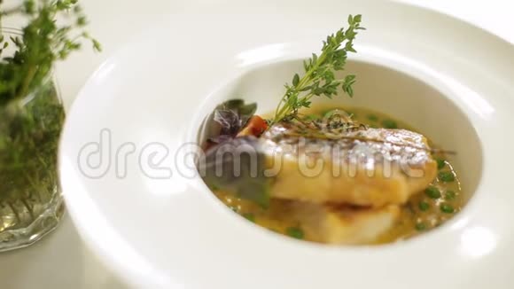 用迷迭香和菠菜制成的桦树汁的派克鲈鱼片视频的预览图