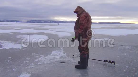 冬天一个渔夫在河上钓鱼视频的预览图