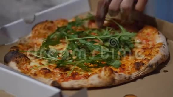 新鲜出炉的披萨切片配上精致奶酪放入外卖披萨盒中撒上罗勒青菜和视频的预览图