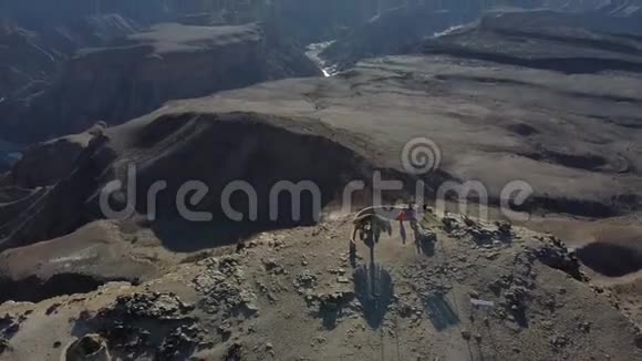 纳米比亚的鱼河峡谷岩石山和悬崖的空中镜头视频的预览图