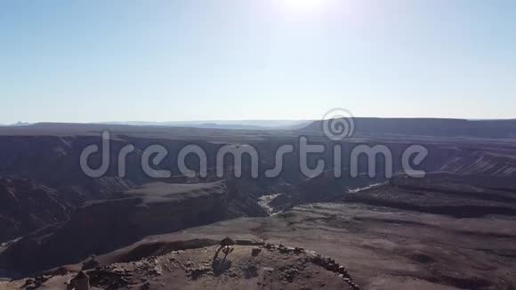 在地平线上有群山的巨大峡谷中鱼河峡谷中的无人机景视频的预览图