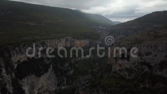 土耳其大峡谷森林覆盖的空中镜头视频的预览图