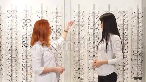 布鲁内特眼镜公司推荐一位生姜客户购买新型眼镜视频的预览图
