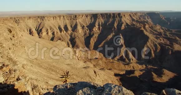 在4k的阳光明媚的早晨纳米比亚巨大的峡谷上令人惊叹的全景视频的预览图