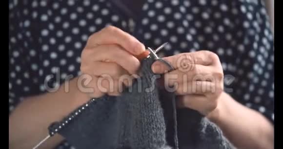 一位老妇人在织袜子视频的预览图