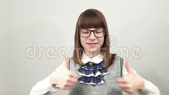 戴眼镜的女学生认为有人竖起大拇指视频的预览图