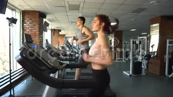男人和女人在跑步机上跑步视频的预览图