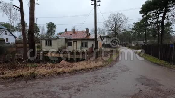 拉脱维亚里加市废弃的房子和杂草丛生的花园视频的预览图