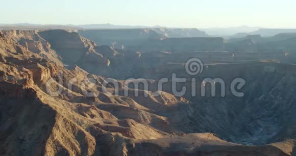 在巨大的鱼河峡谷岩石山和悬崖上的全景4k视频的预览图