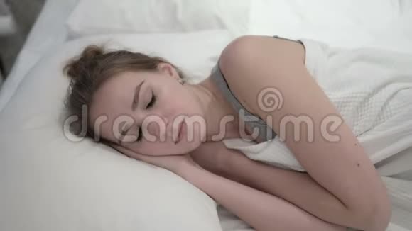 担心年轻女人想睡在床上视频的预览图