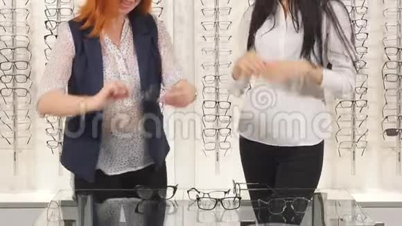 两个年轻漂亮的女孩在沙龙的一次销售中试戴眼镜视频的预览图