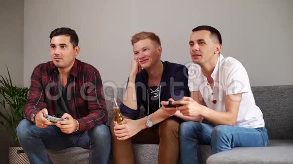 玩电子游戏机的快乐年轻人视频的预览图