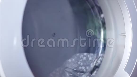 关闭气缸洗衣机概念洗衣机工业洗衣服务视频的预览图