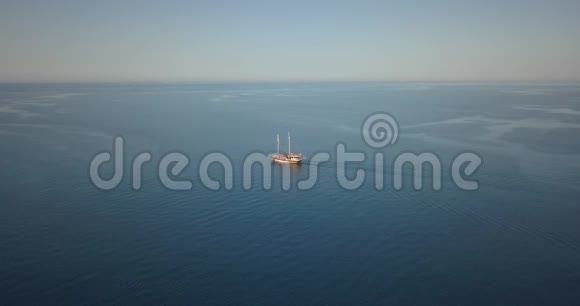一艘孤独的船正在海中央航行地中海土耳其4k视频的预览图