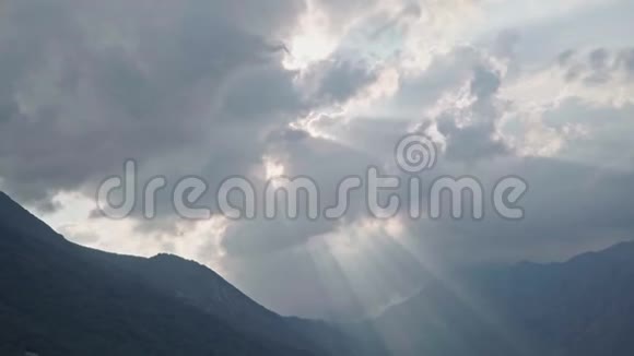 日落时透过云层的强烈光线穿过群山视频的预览图
