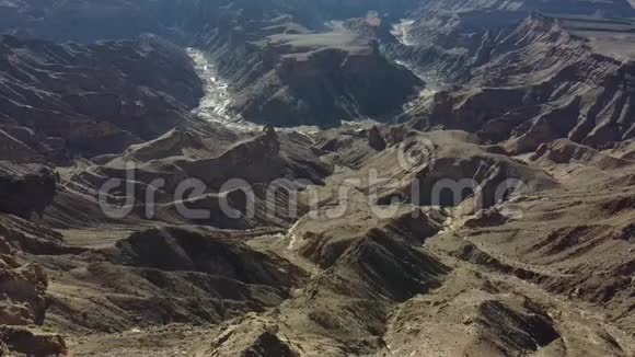 巨大峡谷中的干燥河流纳米比亚鱼河峡谷的空中镜头视频的预览图