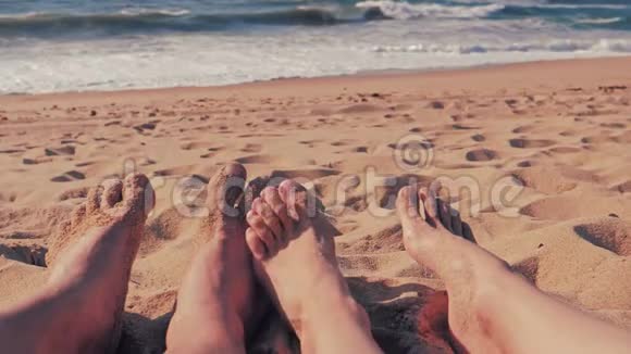 夏季海滩背景下的男女腿浪漫的概念视频的预览图