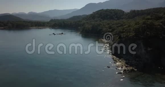 一条美丽的海岸线有森林和山脉土耳其4k视频的预览图