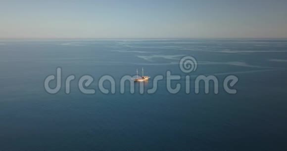 美丽的小船正在海上航行地中海沿岸有风景视频的预览图